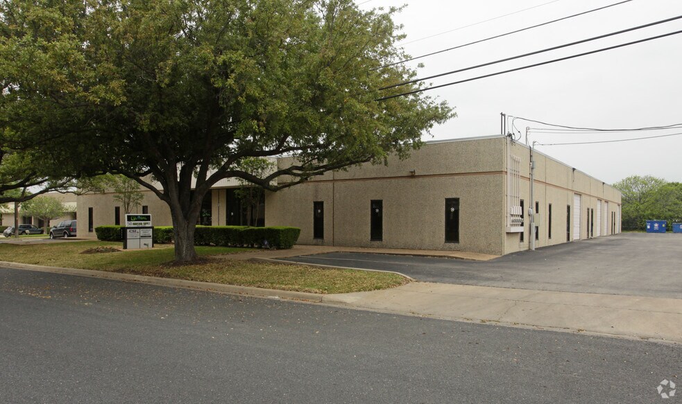 2211 Denton Dr, Austin, TX à louer - Photo de l’immeuble – Image 3 sur 7