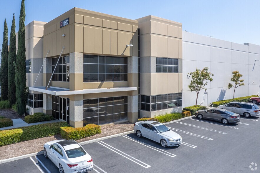 13512 Marlay Ave, Fontana, CA à louer - Photo de l’immeuble – Image 2 sur 9