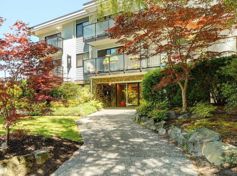 250 Gorge Rd W, Saanich, BC à vendre - Photo de l’immeuble – Image 2 sur 9