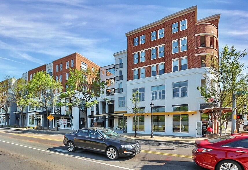 1315 East Blvd, Charlotte, NC à louer - Photo de l’immeuble – Image 1 sur 7