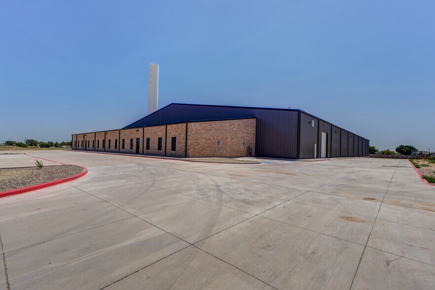 8111 Patel Dr, Wolfforth, TX à louer - Photo de l’immeuble – Image 2 sur 34