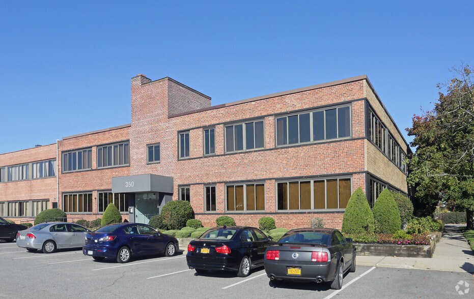 350 Old Country Rd, Garden City, NY à louer - Photo de l’immeuble – Image 3 sur 8