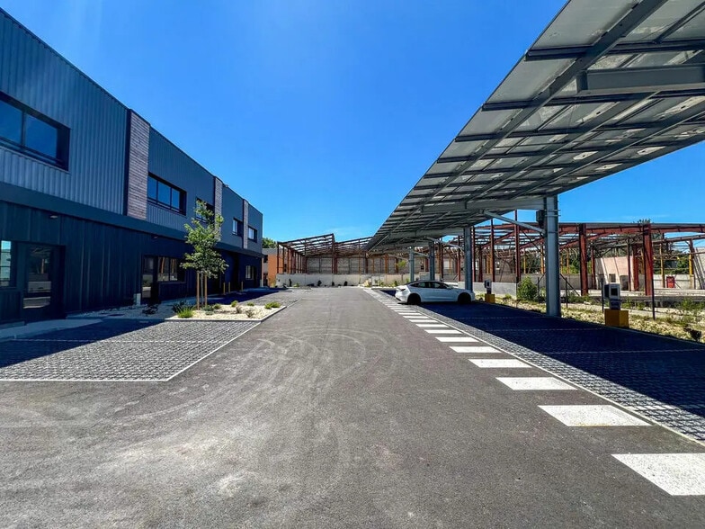 Local d’activités dans Avignon à louer - Photo de l’immeuble – Image 3 sur 9