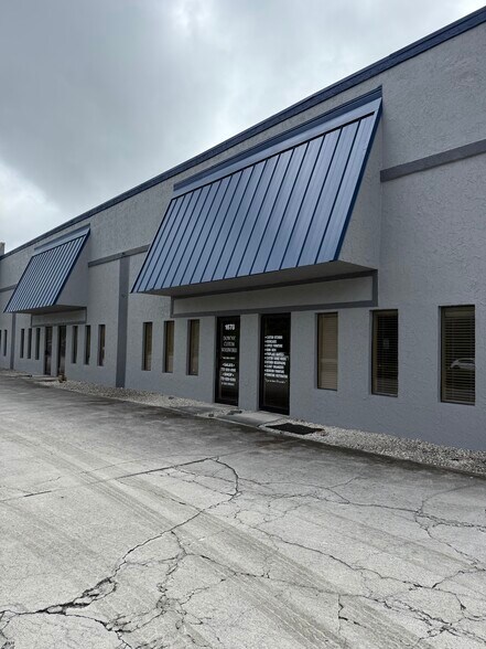 1620-1646 SE Village Green Dr, Port, Port Saint Lucie, FL à louer - Photo de l’immeuble – Image 2 sur 10