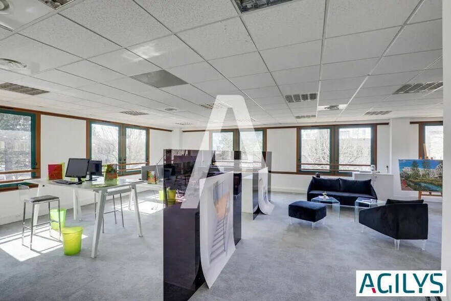 Local d’activités dans Orsay à louer - Photo de l’immeuble – Image 2 sur 9