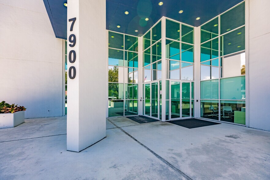 7900 NW 154th St, Miami Lakes, FL à louer - Photo de l’immeuble – Image 2 sur 13