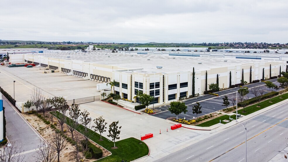 1680 Eastridge Ave, Riverside, CA à louer - Photo de l’immeuble – Image 1 sur 6