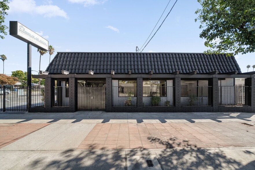 570 N Towne Ave, Pomona, CA à vendre - Photo de l’immeuble – Image 1 sur 52