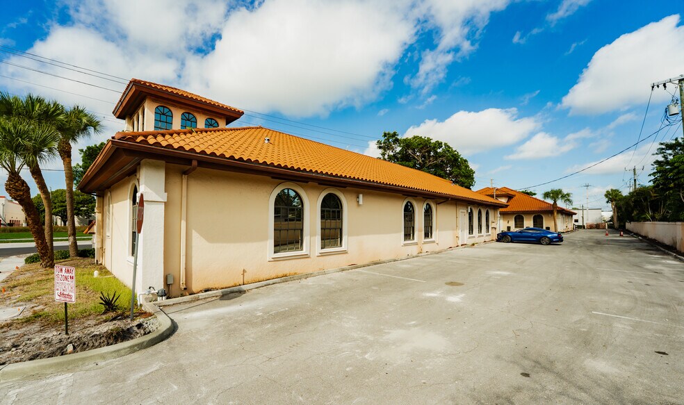 2120 N Dixie Hwy, Boca Raton, FL à louer - Photo de l’immeuble – Image 2 sur 22