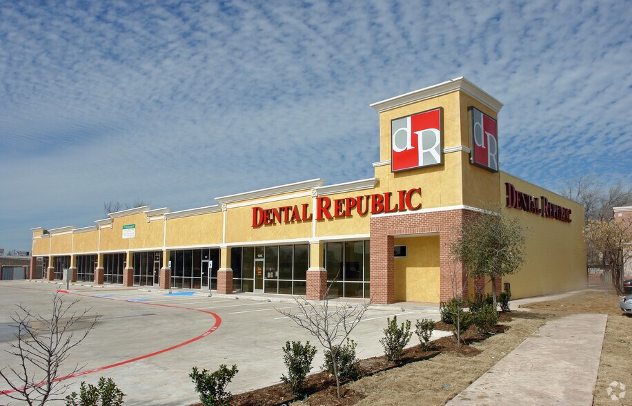 3211 W Northwest Hwy, Dallas, TX à louer - Photo de l’immeuble – Image 3 sur 11