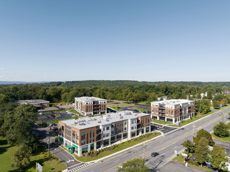 580 Columbia Tpke, East Greenbush, NY à louer - Photo principale – Image 1 sur 25