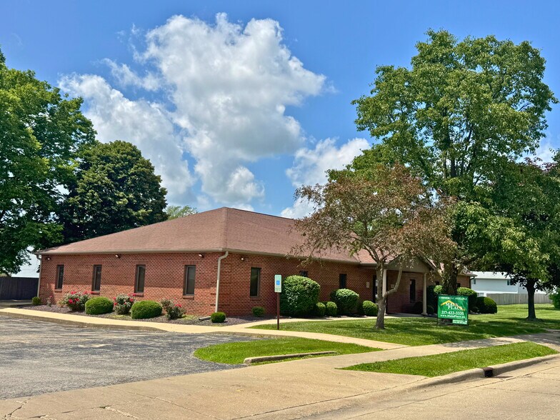 3065 Pershing Ct, Decatur, IL à vendre - Photo de l’immeuble – Image 2 sur 33