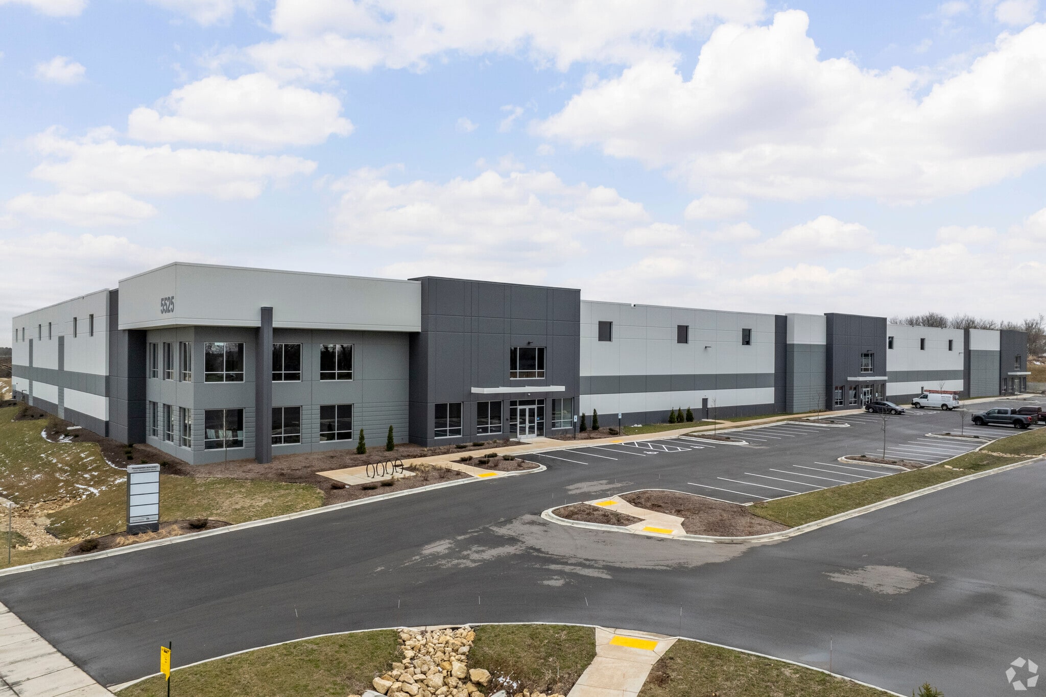 5525 Tradesmen Dr, Madison, WI à louer Photo principale– Image 1 sur 7