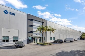 6735 NW 36th St, Miami, FL à louer Photo de l’immeuble– Image 2 sur 2