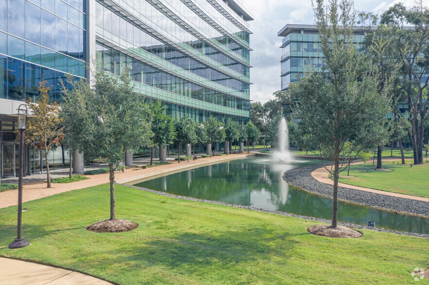 12140 Wickchester Ln, Houston, TX à louer - Photo de l’immeuble – Image 3 sur 34
