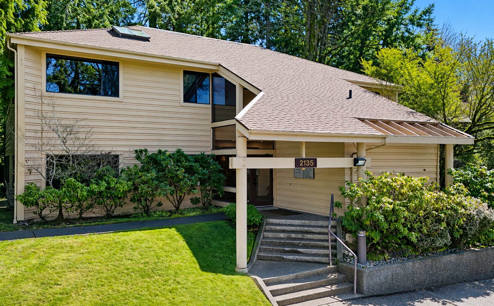 2135 112th Ave NE, Bellevue, WA à louer Photo principale– Image 1 sur 8
