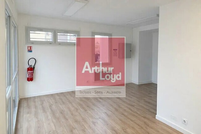 Plus de détails pour Local commercial à louer