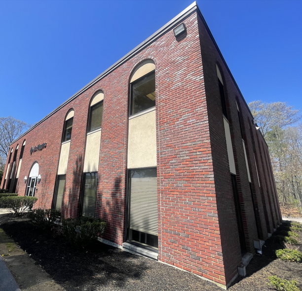 70 Hawes Way portefeuille de 2 biens à vendre sur LoopNet.fr - Photo de l’immeuble – Image 3 sur 7