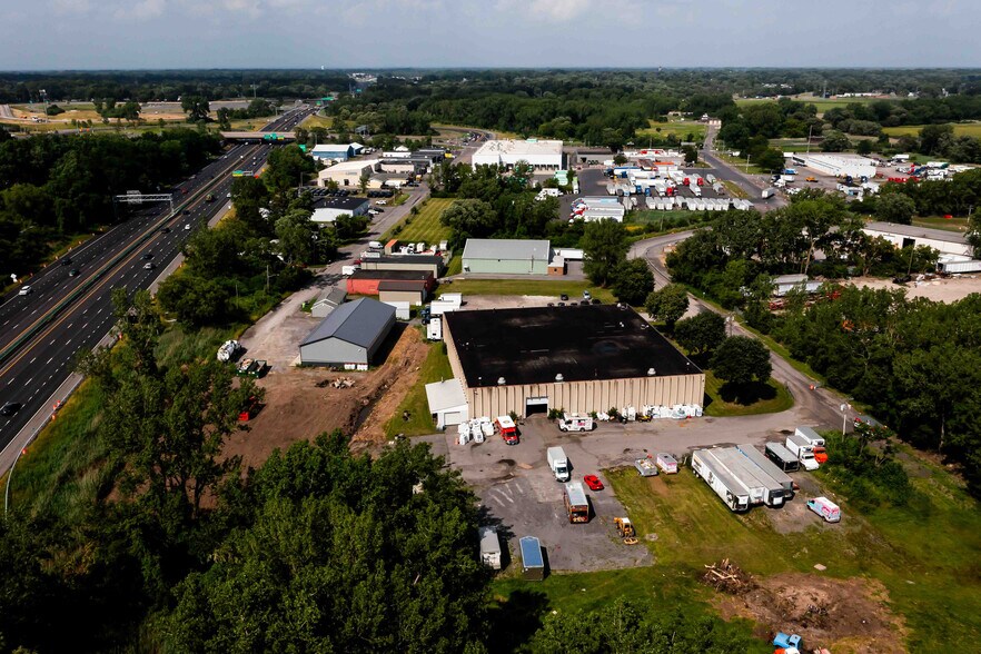 210 W Terminal Rd, Liverpool, NY à louer - Photo de l’immeuble – Image 3 sur 25