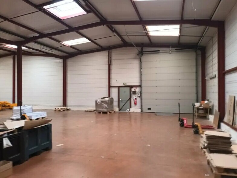 Local d’activités dans Grand Bourgtheroulde à louer - Photo intérieure – Image 2 sur 11