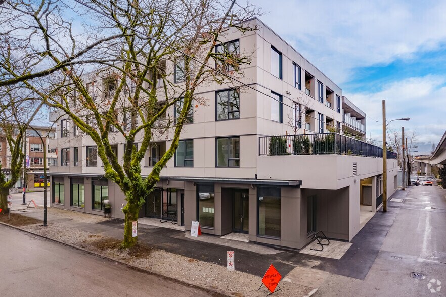 1717 E 13th Av, Vancouver, BC à vendre - Photo de l’immeuble – Image 2 sur 12
