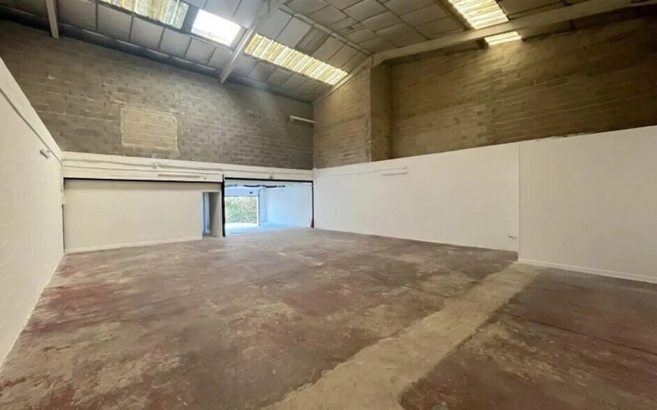 Local d’activités dans Eaubonne à louer - Photo de l’immeuble – Image 2 sur 10