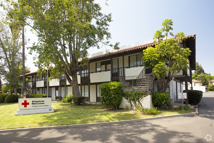 601 N Golden Circle Dr, Santa Ana, CA à vendre - Photo de l’immeuble – Image 3 sur 16