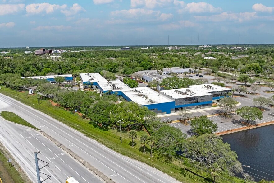 8301 Cypress Plaza Dr, Jacksonville, FL à louer - Photo de l’immeuble – Image 1 sur 6