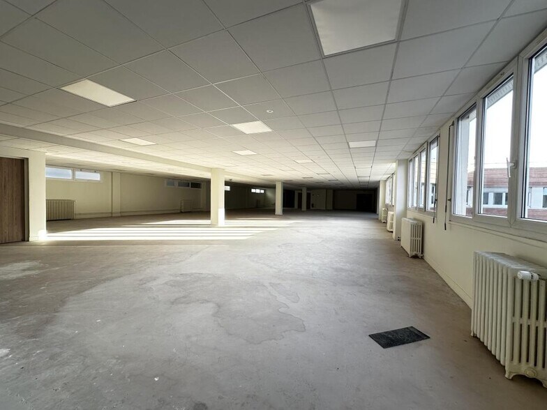Local d’activités dans Saint-Denis à louer - Photo de l’immeuble – Image 2 sur 16