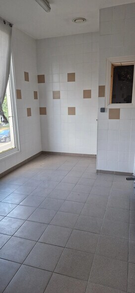 Local commercial dans Bourg-en-Bresse à louer - Photo de l’immeuble – Image 3 sur 4