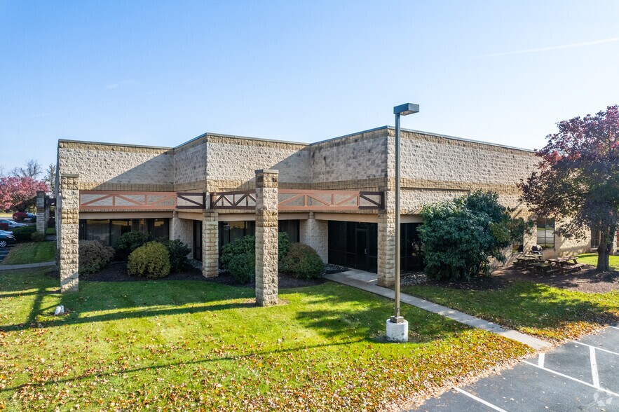 57 S Commerce Way, Bethlehem, PA à louer - Photo de l’immeuble – Image 2 sur 7