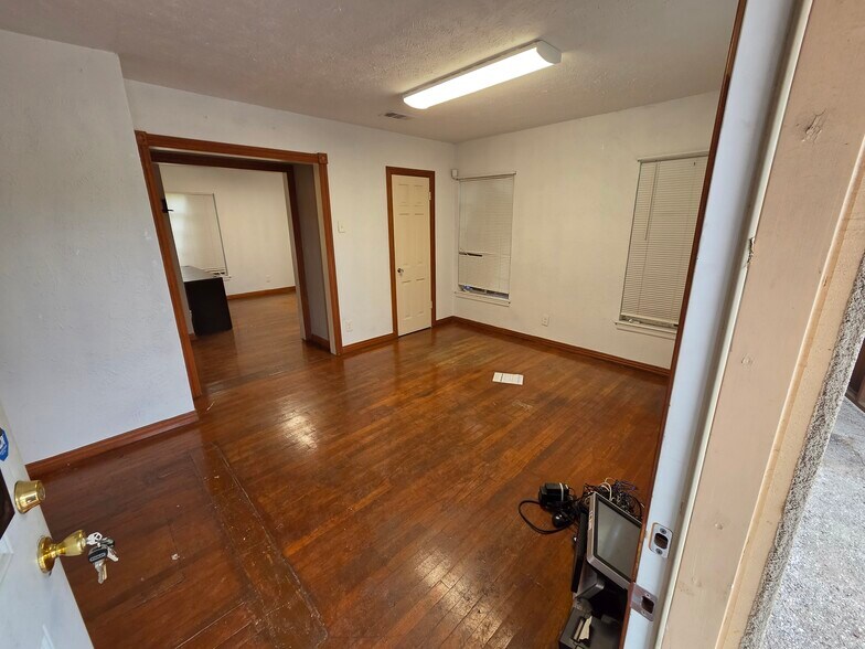 8805 Lake June Rd, Dallas, TX à vendre - Photo de l’immeuble – Image 3 sur 11
