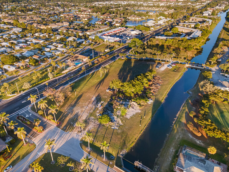 5201 Rattlesnake Hammock Road, Naples, FL à vendre - Photo de l’immeuble – Image 2 sur 8