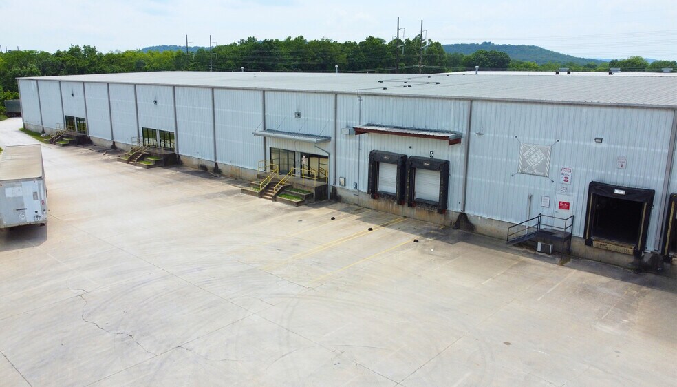 1645 S Industrial Pl, Fayetteville, AR à louer - Photo de l’immeuble – Image 3 sur 15
