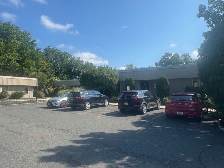 675 Line Rd, Aberdeen, NJ à louer - Photo de l’immeuble – Image 2 sur 4