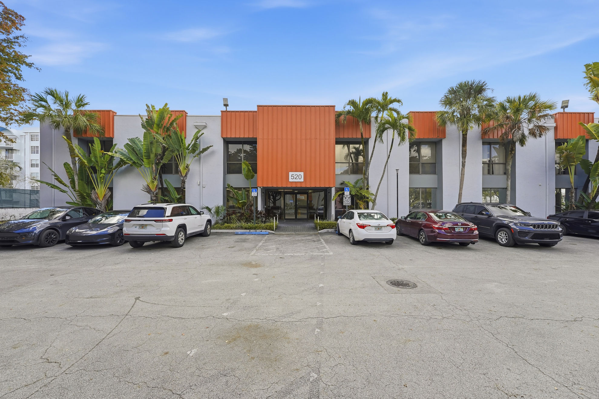 520 NW 165th St, North Miami Beach, FL à vendre Photo principale– Image 1 sur 20
