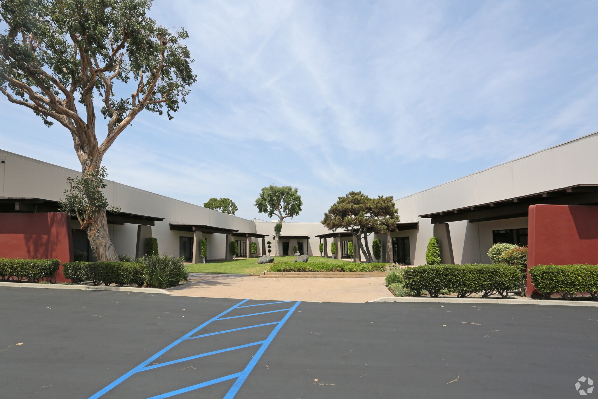 1401 E Ball Rd, Anaheim, CA à louer Photo de l’immeuble– Image 1 sur 7