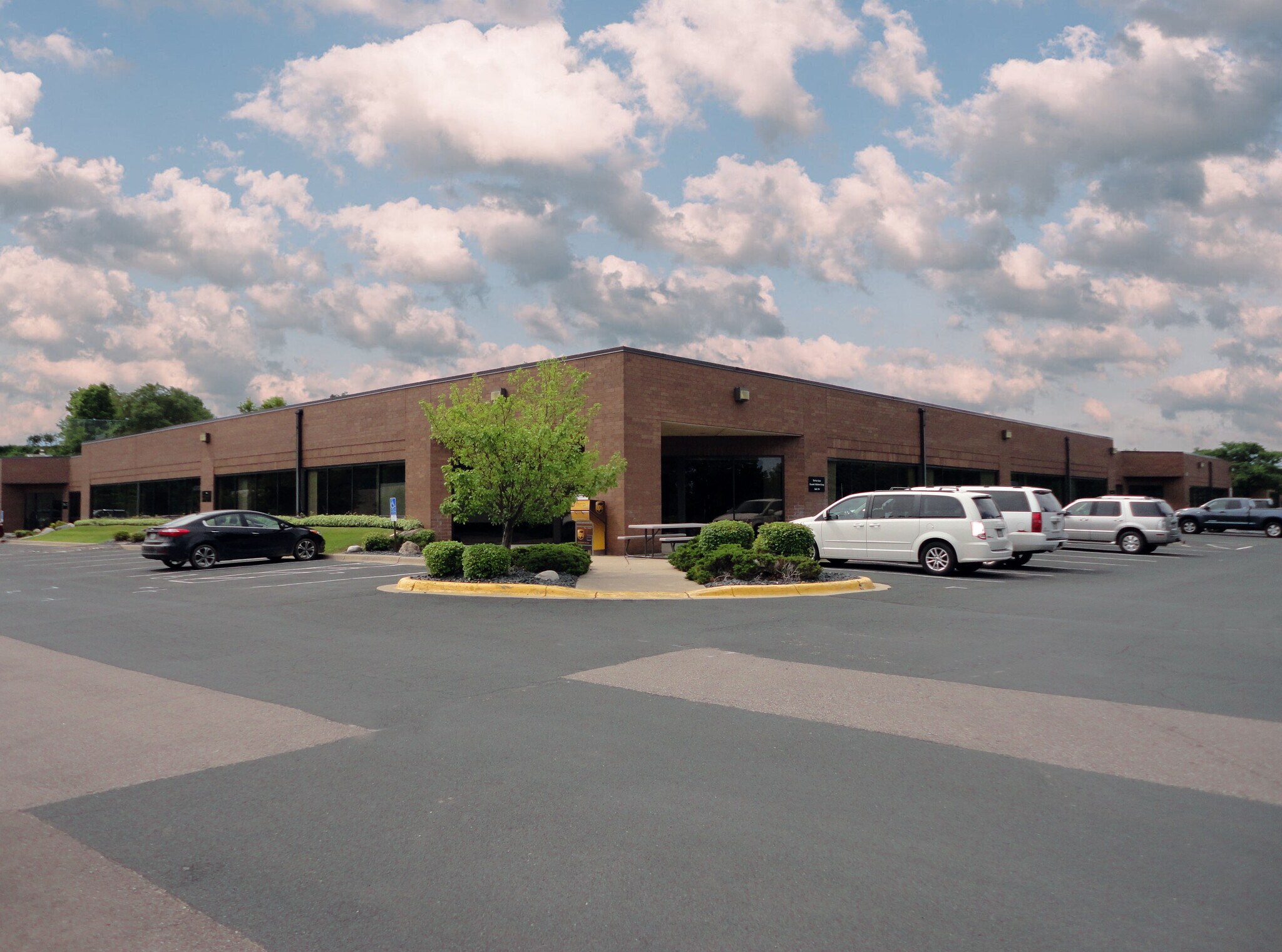11975 Portland Ave S, Burnsville, MN à louer Photo principale– Image 1 sur 7