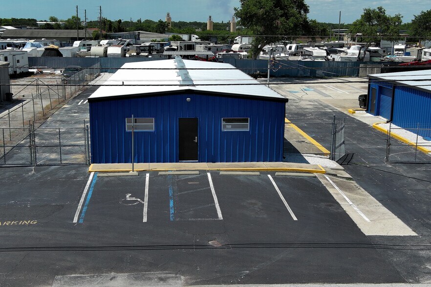 2060 Range Rd, Clearwater, FL à louer - Photo de l’immeuble – Image 1 sur 7