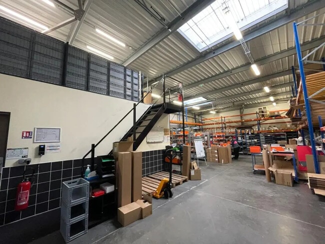 Plus de détails pour Bureau, Local d'activités à louer