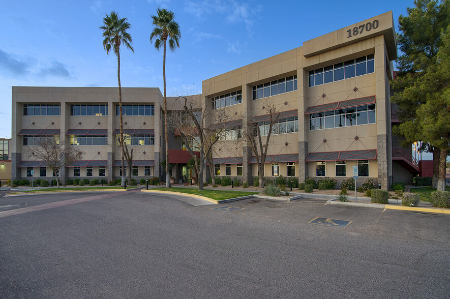 18700 N 64th Dr, Glendale, AZ à louer - Photo de l’immeuble – Image 3 sur 4