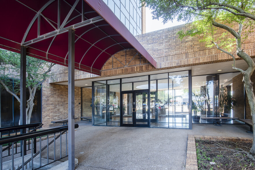 6707 Brentwood Stair Rd, Fort Worth, TX à louer - Photo de l’immeuble – Image 2 sur 6