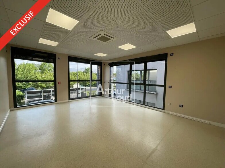 Bureau dans Saint-Pierre-du-Perray à louer - Photo intérieure – Image 2 sur 4