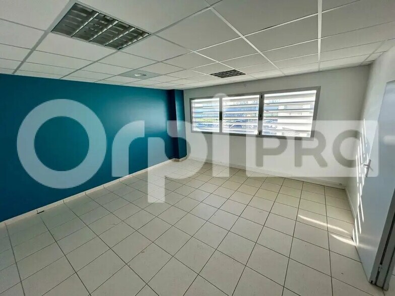 Bureau dans Grigny à louer - Photo de l’immeuble – Image 1 sur 4