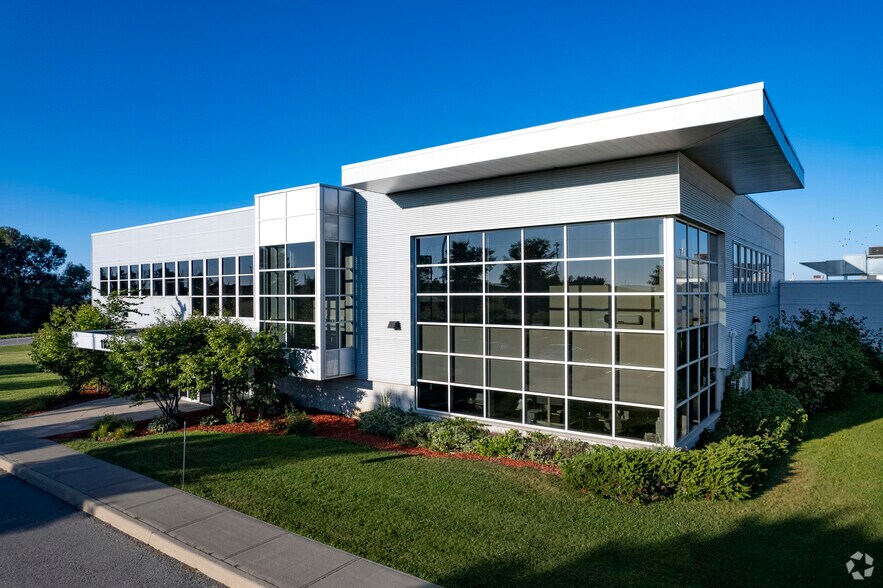 1100 Bennett Rd, Bowmanville, ON à louer - Photo principale – Image 1 sur 7