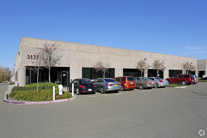 3137 Dwight Rd, Elk Grove, CA à louer - Photo principale – Image 1 sur 8