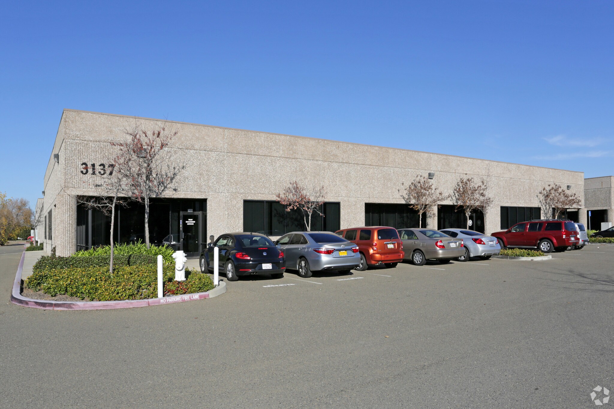 3137 Dwight Rd, Elk Grove, CA à louer Photo principale– Image 1 sur 9