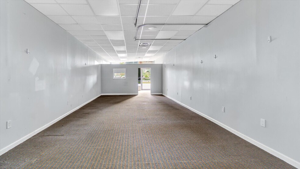 221-229 Walt Whitman Rd, Huntington Station, NY à louer - Photo de l’immeuble – Image 3 sur 4