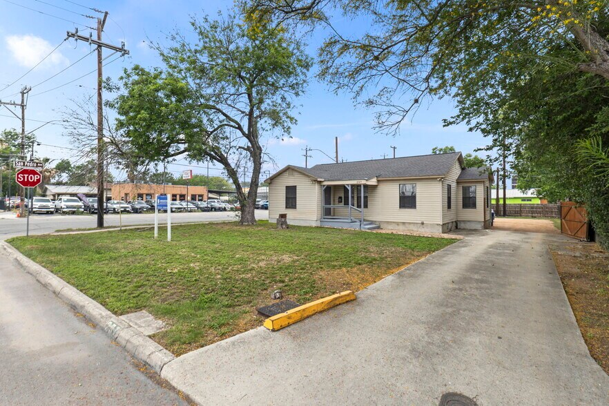 297 Lovera Blvd, San Antonio, TX à louer - Photo de l’immeuble – Image 2 sur 19