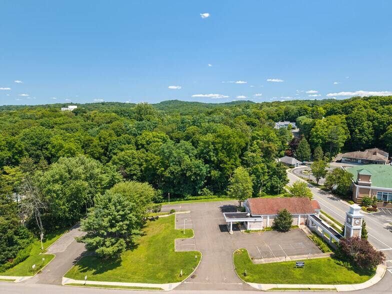 662 E Main St, Mount Kisco, NY à louer - Photo de l’immeuble – Image 3 sur 5